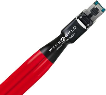 Ethernet-netværkskabel RJ45 Wireworld Starlight CAT8, rød kappe, sort stik, på hvid baggrund