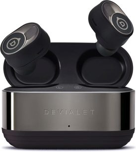 Безжичен слушателски комплект Devialet Gemini II в матов черен цвят, преден изглед, слушалки отворени на бляскаво черно зарядно основание