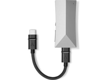 Tragbarer Audiokonverter AK-HC4, Draufsicht, schwarzes geflochtenes Kabel, USB‑C- und 3,5‑mm-Klinkenanschlüsse, silbernes Gehäuse