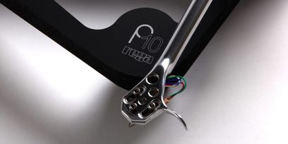 Rameno pro gramofon Rega RB3000, detailní pohled, stříbrný povrch, barevné kabely, černý držák s logem P10