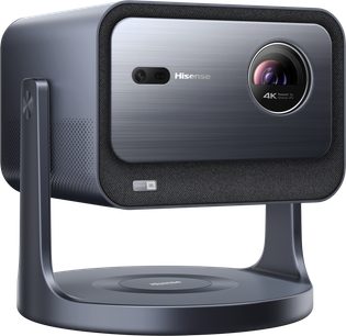 Videoprojektor Hisense C2, pohled ze tří čtvrtin, obdélníkový šedý kryt, kruhová čočka, zakřivená podpěra, perforovaný gril