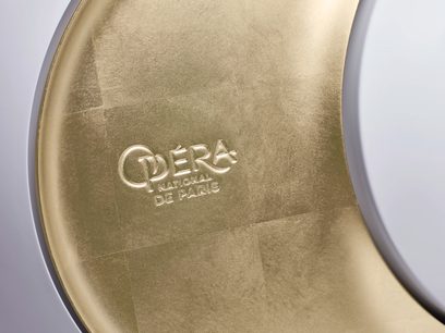 Bezdrátová chytrá reproduktorová soustava Devialet Phantom II 98 DB Opéra de Paris, povrchová úprava kartáčované zlato, vyražené logo Opéra de Paris, pohled zepředu