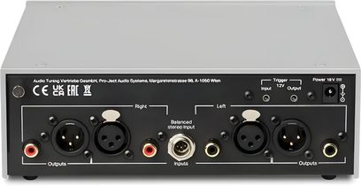 Preamplificator phono Pro-Ject Phono Box DS3 B argintiu, vedere din spate cu conexiuni RCA, XLR și alimentare 12 V