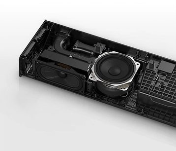 Černý soundbar Panasonic SC-HTB400EG, pohled shora do vnitřku zobrazující reproduktory a subwoofer