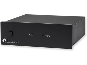 Separat strømforsyning til HI-FI elektronik Accu Box S2 sort, rektangulært metalhus i sort, frontpanel med rund knap til venstre, 2 lysindikatorer "Mains" og "Charging" centreret, logo og tekst nederst til venstre