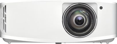 Bílý plastový videoprojektor Optoma UHD35STx, pohled zepředu, objektiv posunutý vpravo, větrací otvory vlevo