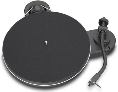 Černý gramofon Pro-Ject RPM1 Carbon, pohled shora s raménkem, bez talíře, na bílém pozadí