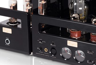 Preamplificatore per cuffie hi-fi Cayin HA-300MK2 nero in metallo spazzolato, vista ravvicinata tre quarti anteriore che mostra due telai separati con valvole luminose, pulsante di accensione circondato da luce, prese per cuffie multiple e VU-metri circolari