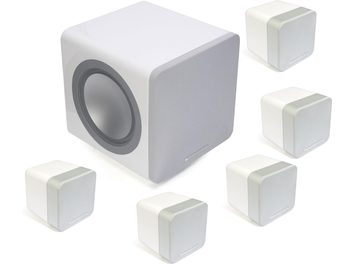 „Cambridge Audio" 215 baltų spalvų garso sistema, sudaryta iš kubinio žemų dažnių garsiakalbio ir 5 kubinių satelitinių garsiakalbių, matoma iš priekio ant balto fono