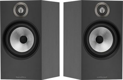 To sorte Bowers & Wilkins 606 bogreolhøjttalere, set forfra, på hvid baggrund med omhyggelig belysning