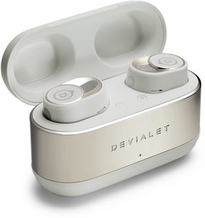 Безжични слушалки Devialet Gemini II Light Pearl в бяло с двуцветен метален и бял калъф за зареждане, изглед от три четвърти