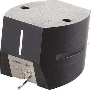 ClearAudio Virtuoso V2 phonoenhed, set i perspektiv, sort kabinet, inskription "clearaudio VIRTUOSO V2" nederst