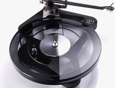 Rega Planar 8 sort mat vinylplade, set oppefra i nærbillede, tonearmen er monteret, gennemsigtig glasplade