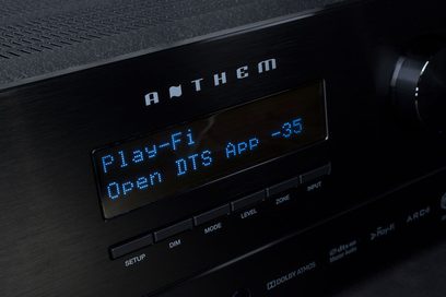 Anthem MRX-720 sort hjemmebiografsforstærker, blå skærm med teksten "Play-Fi Open DTS App -35" på frontpanelet, nærbillede set forfra
