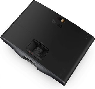 Вид отгоре под ъгъл на черен видеопроектор BenQ W2720i с гладка повърхност, вградена регулационна ролка и видима леща отпред