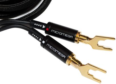 To Micromega MyCable HP 2 x 3 m sorte lydkabler med forgyldte bananstik, på hvid baggrund