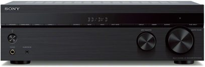Sony STR-DH590, vue de face, boîtier rectangulaire noir, 2 grands boutons circulaires, écran numérique central, prises audio