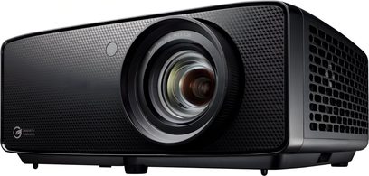 Sort Optoma UHZ58LV-projektor, kabinet i tekstureret plast, bred frontlinse, sidegitter, visning i 3/4 forfra fra højre side