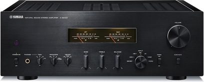 Yamaha A-S2100 sort hi-fi stereforstærker, mørke træsider, frontvisning, 2 vu-metre, knapper og stik på forsiden