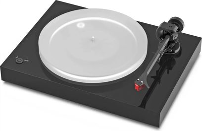Pro-Ject X2B platespiller i svart lakk, hvit tallerken og tonearm til høyre sett ovenfra