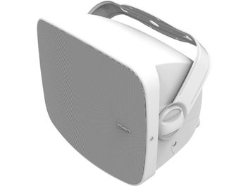 Caixa acústica de exterior Klipsch PSM-525-T branca, vista em três quartos, grelha metálica e suporte de parede