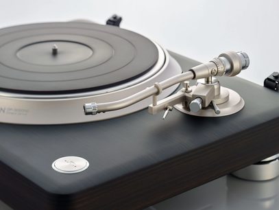 Giradischi Denon DP-3000NE in ebano scuro, vista ravvicinata dall'alto, braccio di lettura con testina e contrappeso, piatto nero opaco