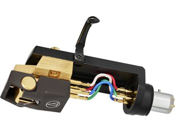 Audio Technica AT-VM750xSH/H pickup monteret på headshell, set fra siden, mørkegråt plastikhus med gyldent metalindlæg, guldbelagte stik, synlig nål samt røde, grønne, hvide og blå ledninger