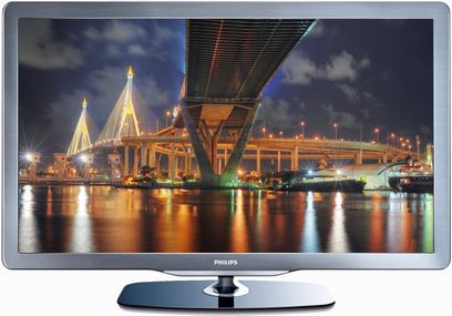 Philips 46PFL7605 fladskærms-TV, der viser en oplyst bro om natten over en flod, der reflekterer lysene