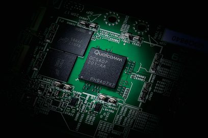 Circuit imprimé vert avec composants électroniques Qualcomm QCS407 201-AA, vue rapprochée