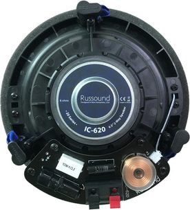 Caixa acústica embutida Russound IC-620, vista frontal, grelha redonda cinzenta, tweeter central dourado, 4 parafusos de fixação azuis