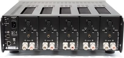 Bryston 9B³ daugiakanalis galios stiprintuvas, galinis vaizdas su penkiais moduliais, XLR ir RCA įėjimais bei skaidriais garsiakalbių gnybtais