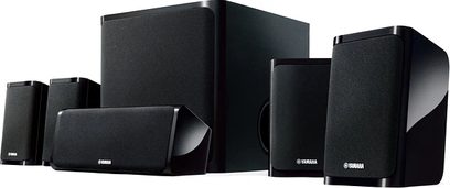 Yamaha NS-P40 kompakt højttalerpakke bestående af 5 sorte højttalere i forskellige størrelser og en sort subwoofer
