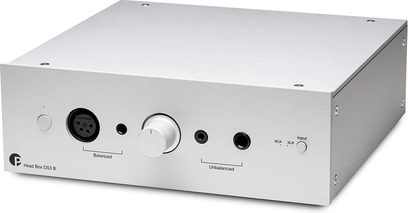 Preamplificador de auriculares Pro-Ject Head Box DS3 B plateado, vista frontal en ángulo con botón central y tomas de auriculares en la parte frontal
