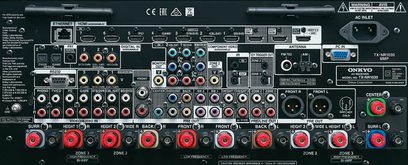 Onkyo TX-NR1030 sort hjemmebiografsforstærker, set forfra, med mange lyd- og videostik, knapper og drejeknapper til justering