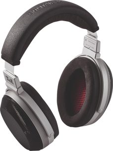 Ezüst színű alumínium T+A Solitaire P nyitott vezetékes hi-fi fejhallgató fekete rácsokkal, sötétbarna bársonybelsővel és piros szövetbevonattal, fekete műbőrrel matatott fejpárnával, háromnegyedes nézetben