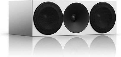 Diffusore centrale Amphion Helium 520C, cabinet bianco, 3 altoparlanti neri, riflesso su superficie grigia