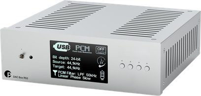 Audio-DAC-omformer Pro-Ject DAC Box RS2 sølv med skjerm på fronten og fire knapper sett i trekvart vinkel