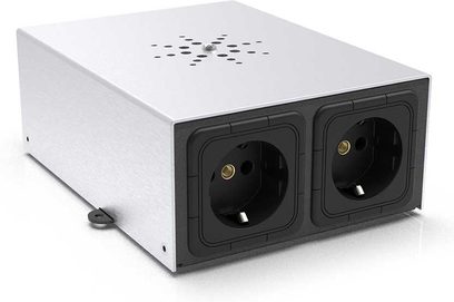 IsoTek EVO3 Mini Mira i sølvmetal med 2 sorte stik på fronten og stjernemønstret perforering på toppen