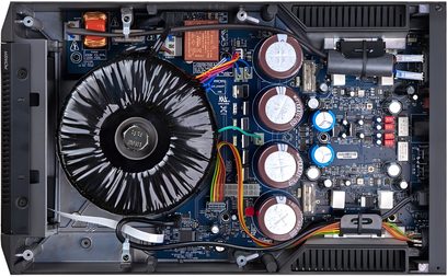 Interiorul amplificatorului Cyrus Classic POWER, vedere de sus, șasiu metalic negru, transformator toroidal, 4 condensatori