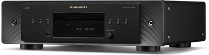 Μαύρος δίσκος CD Marantz CD60, μπροστινή όψη, μαύρη πρόσοψη με οθόνη, κουμπιά και θήκη CD, δύο στρογγυλά αλουμινένια πόδια