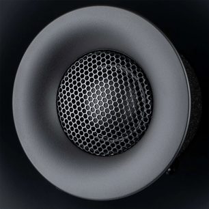 Fluid Audio FX80 forsterket høyttaler, nærbilde forfra av rund svart høyttaler med metallisk honeycomb-grill