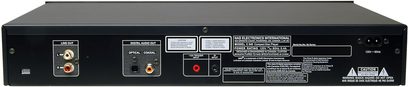 NAD C545 CT titanium CD-afspiller, frontvisning, sort front med knapper og audio/video-stik, rød digital skærm