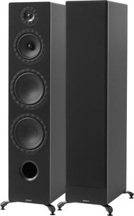 Elipson Prestige Facet II 24F gulvhøjttalere i mat sort træ, set fra trekvart forfra, den ene uden frontgitter, der afslører facetslebet diskant, mellemtone, to basenheder, frontvendt basrefleksport og metalfod med ben, den anden med aftageligt akustisk gitter