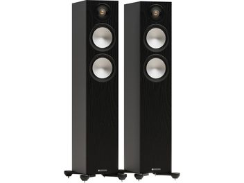 Pereche de boxe coloană Monitor Audio Bronze 300 7G negre în carcasă din lemn texturat negru, fațadă cu tweeter sub grilă circulară neagră și două boomer-e cu con din aluminiu argintiu, vedere din față