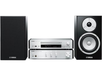 Yamaha MCR-N670 sidabrinės/juodos lako spalvos mini Hi-Fi sistema, sudaryta iš dviejų garsiakalbių, stiprintuvo ir CD grotuvo, rodoma iš priekio