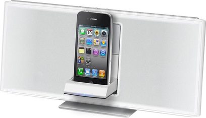 Hvid Panasonic SC-HC05EG-W dockingstation med iPhone, set fra en skrå vinkel forfra, stereohøjttalere, iPhone-dock i midten