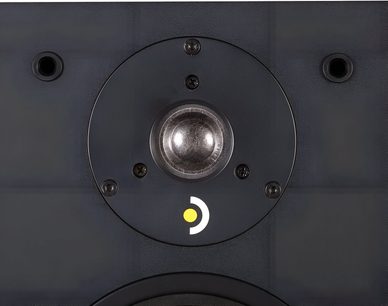 Tæt nærbillede forfra af tweeteren på Davis Acoustics Ariane A sort højtaler, metalkuppel på cirkulær skrueplade