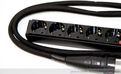 Sort MPC Audio Melodie 7 multistikdåse, tæt forfra, 5 synlige schuko-stik og rød kontakt