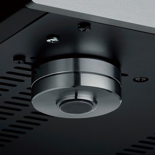 Yamaha R-N2000A svart hi-fi stereoanlegg. Nærbilde av den metalliske undersiden med perforert gitter og innfelte lysspotter
