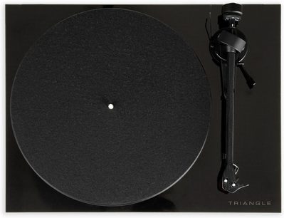 Hi-fi vinüülplaadimängija Triangle Lunar 3 must, vaade ülalt, vasakul must ümmargune taldrik, paremal helikäpp